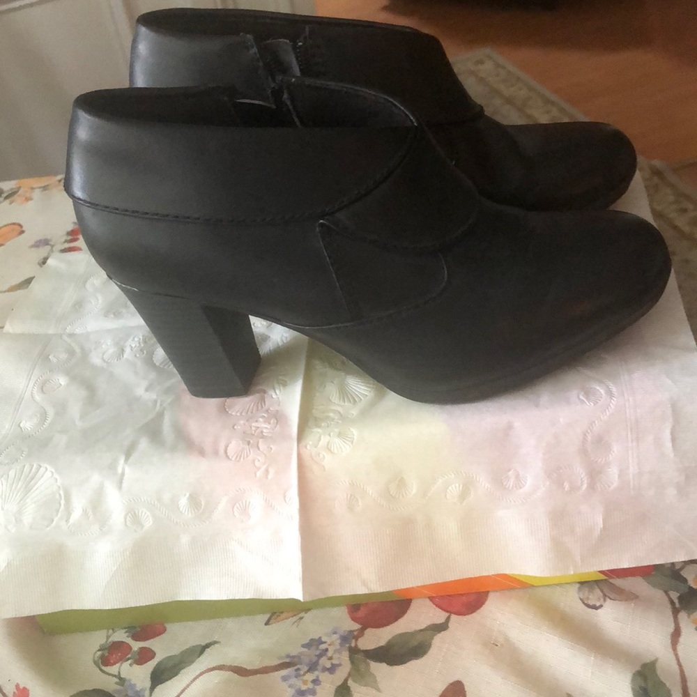 Clarks black ankle boot, size 6.5M - Picture 2 of 5